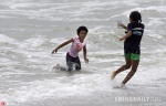 飓风“马修”直击美国东南部 民众海滩戏水热情不减 - 海口网