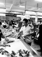 海甸岛沿江三农贸市场 有人贩卖“私宰猪肉”（图） - 海南新闻中心