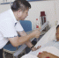 图为符永一行到解放军总医院海南分院看望了即将进行手术的耳疾患者 - 残疾人联合会