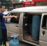 面包车装有18个煤气瓶 海口城管联合消防查扣 - 海南新闻中心