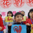 海口百名孩子家长学剪纸 提前感受新年 - 海南新闻中心