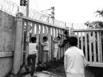太危险！昌江5个“熊孩子”为看火车爬铁路栅栏（图） - 海南新闻中心