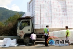 货车超高装载泡沫箱 撞上海南环岛东线高速隔离带(图) - 海南新闻中心