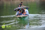 时隐时现的渡桥 白沙芭蕉村村民为孩子上学买船渡湖 - 海南新闻中心