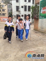 海口“美德少年”王小虎三年来背同学上学：甘当你的腿 - 海南新闻中心