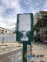 三亚街头多个公厕指示牌遭喷漆 新指示牌将纳入监控 - 海南新闻中心