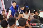 【中新网】海南大学青年志愿者与乐妹小学儿童共度六一节 - 海南大学