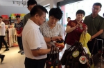 图为中国残联党组成员、副理事长王梅梅一行参观海南残服爱心大卖场 - 残疾人联合会