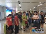 震后从九寨沟返程的首批27名海南游客顺利抵达海口 - 海南新闻中心