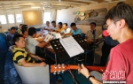9月5日，海南三亚西岛渔村，由西岛社区书记主讲的“海上书房”第一场读书分享会伴随着《大海啊，故乡》的音乐开启。　尹海明 摄 - 中新网海南频道