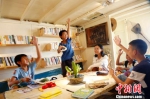 9月5日，海南三亚西岛渔村， 一群孩子在“海上书房”参加阅读分享活动。　尹海明 摄 - 中新网海南频道