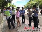 点赞！三亚交警帮助乌克兰女游客找回走失友人（图） - 海南新闻中心