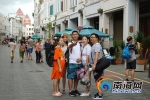 雨水挡不住脚步！游客漫步海口 享受舌尖上的“双节” - 海南新闻中心