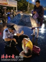 女子交通事故意外受伤 三亚民警“撑伞哥”雨中撑伞获点赞 - 海南新闻中心
