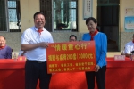 省关工委、省总工会赴昌江等5市县开展向贫困家庭少年儿童赠送书桌椅活动 - 总工会