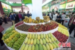 图为保亭县展馆展出丰富水果。　洪坚鹏 摄 - 中新网海南频道