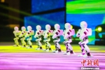 图为机器人送上开场舞蹈。　钟欣 摄 - 中新网海南频道