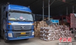 蔬菜批发市场内一车从山东来的土豆刚被送到 王晓斌 摄 - 中新网海南频道