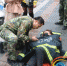 海口一女子骑车摔倒骨折 消防官兵及时救助 - 海南新闻中心
