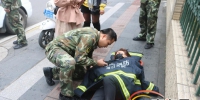 海口一女子骑车摔倒骨折 消防官兵及时救助 - 海南新闻中心