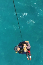 一天内连续出动 南海第一救助飞行队成功救助两渔民 - 海南新闻中心