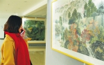 2月1日，一位游客在欣赏昌江黎族自治县成立30周年的中国书画名家作品邀请展。 - 林业厅