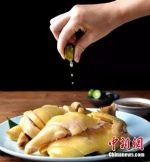 图为海南鸡饭特殊的酱料调味品。资料图 - 中新网海南频道