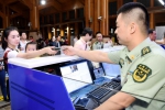 海南59国入境免签政策实施后首批“洋游客”落地 - 公安厅