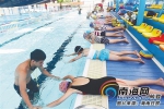 暑假交份“游泳作业”！海南中小学生踊跃参加游泳培训 - 海南新闻中心