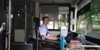 实拍：两男子合伙在海口公交上3秒偷走手机 被司机一眼识破 - 海南新闻中心