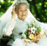 女孩反串新郎陪96岁奶奶拍婚纱照，这句话暖哭了！ - 中新网海南频道