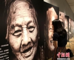 图为观众参观海南百岁纪事公益摄影专题展。　尹海明 摄 - 中新网海南频道