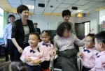 图为中国残联主席张海迪在海南走访看望听障儿童 - 残疾人联合会
