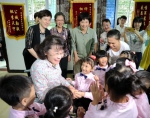 图为中国残联主席张海迪在海南走访看望听障儿童 - 残疾人联合会