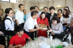 图为中国残联主席张海迪在海南走访看望残疾人大学生创业就业团队 - 残疾人联合会