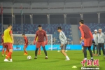 图为中国男足队员进行训练。　洪坚鹏 摄 - 中新网海南频道