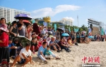 2018海南亲水运动季之大东海摩托艇精英邀请赛12月14日在三亚大东海开赛。比赛吸引了众多市民游客在沙滩上围观。　王晓斌 摄 - 中新网海南频道