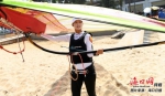 帆板运动员做下海训练。苏弼坤 摄 - 中新网海南频道