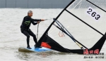 市民在西海岸体验帆板运动。苏弼坤 摄 - 中新网海南频道