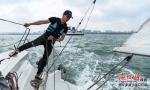 帆船教练黎家伟行驶在海上。苏弼坤 摄 - 中新网海南频道
