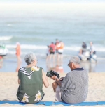 春节将至，各地老人前往三亚过冬。图为一对老夫妻在海滩看风景。人民视觉 - 中新网海南频道