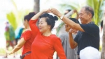 “候鸟老人”在海南省三亚市三亚湾跳舞。人民视觉 - 中新网海南频道
