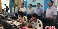 图为海南省副省长王路(后排右二)关注救援情况。　洪坚鹏 摄 - 中新网海南频道