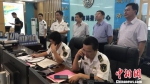 图为海南省副省长王路(后排右二)关注救援情况。　洪坚鹏 摄 - 中新网海南频道