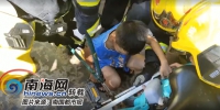 海口一男孩被共享单车后轮“咬住”手指 消防“大钳子”3分钟救出 - 海南新闻中心