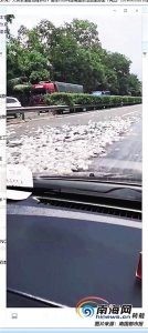 环岛高速福山段一货车爆胎撞护栏 20多吨金鲳鱼高速路上撒一地 - 海南新闻中心