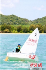 比赛现场，小选手在操控帆船。主办方供图 - 中新网海南频道