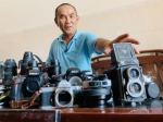 游必生和他的老相机。 符武平摄 - 中新网海南频道