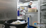 后厨人员不戴口罩 垃圾桶不加盖 海口喜喜餐厅香樟林店被整改 - 海南新闻中心