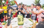 我省“中国农民丰收节”庆祝活动三亚主会场，特色丰富的公道饭吸引市民游客拍照留念。见习记者 封烁 摄 - 中新网海南频道